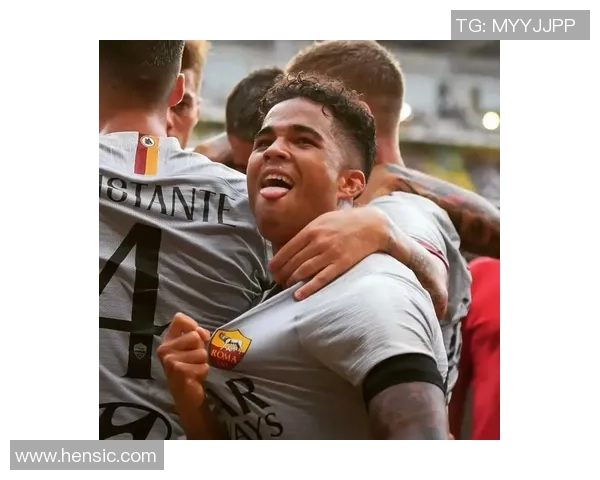 足球明星街头遭粉丝热情围堵要求合影瞬间引发热议 足球明星街头遭粉丝热情围堵要求合影瞬间引发热议